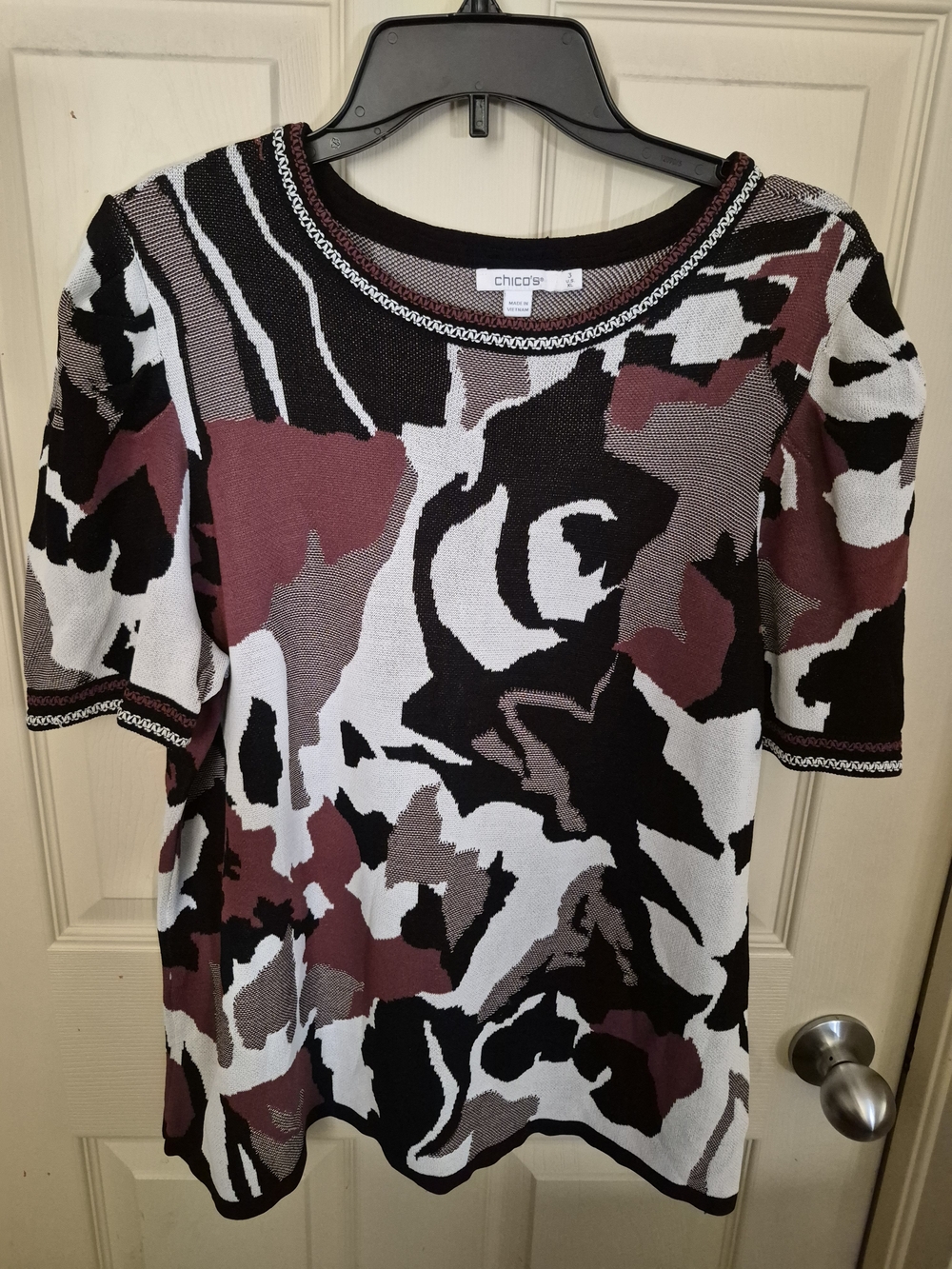 Size XL Chico's Short Sleeve Abstract Floral Knit Top in Black, White & Burgundy